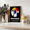 Bauhaus Poster mit geometrischen abstrakten Formen in kräftigen Primärfarben - auf einer Arbeitsplatte mit Eukalyptus und einer Schale Zitronen