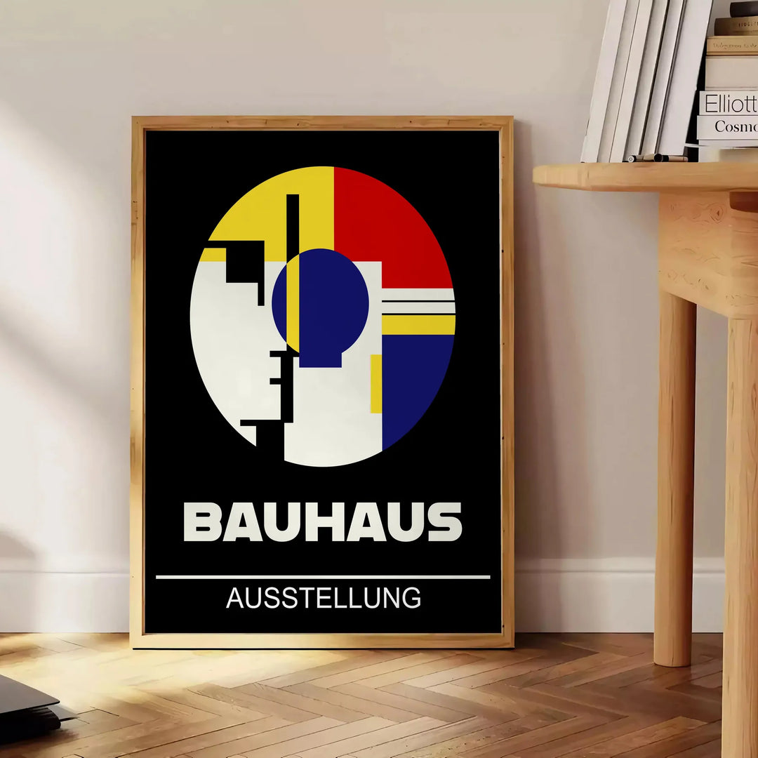 Bauhaus Poster mit geometrischen abstrakten Formen in kräftigen Primärfarben - neben einem runden Beistelltisch aus Holz mit Büchern