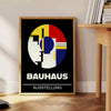 Bauhaus Poster mit geometrischen abstrakten Formen in kräftigen Primärfarben - neben einem runden Beistelltisch aus Holz mit Büchern