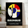 Bauhaus Poster mit geometrischen abstrakten Formen in kräftigen Primärfarben - in einem hellen minimalistischen Raum mit Pflanze und Sessel