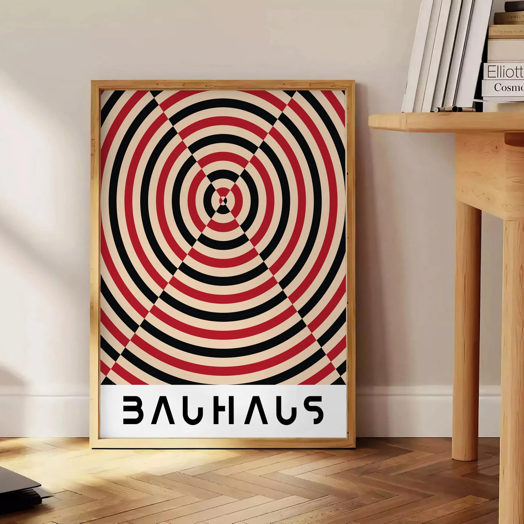 Poster con composizione geometrica astratta Bauhaus in stile minimalista - accanto a un tavolino rotondo in legno con libri