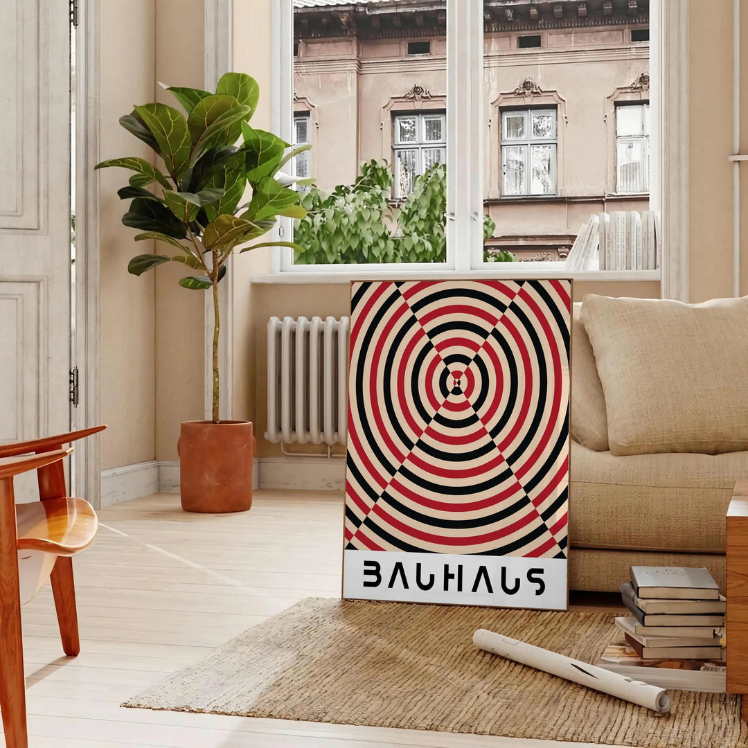 Poster con composizione geometrica astratta Bauhaus in stile minimalista - in un soggiorno parigino con divano e un ficus
