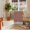 Poster con composizione geometrica astratta Bauhaus in stile minimalista - in un soggiorno parigino con divano e un ficus