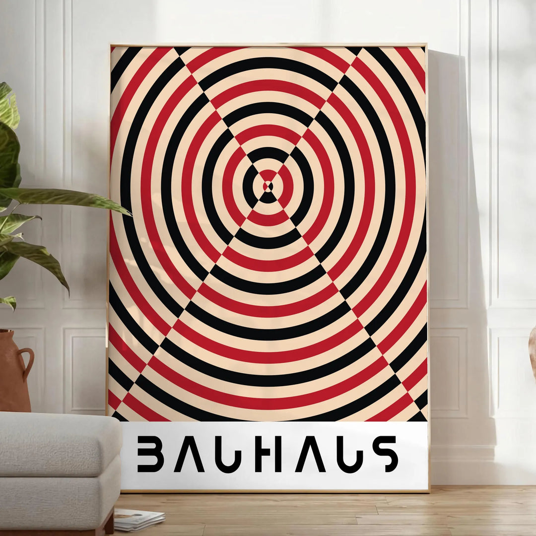 Poster con composizione geometrica astratta Bauhaus in stile minimalista - in una stanza luminosa e minimalista con pianta e poltrona