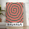 Poster con composizione geometrica astratta Bauhaus in stile minimalista - in una stanza luminosa e minimalista con pianta e poltrona