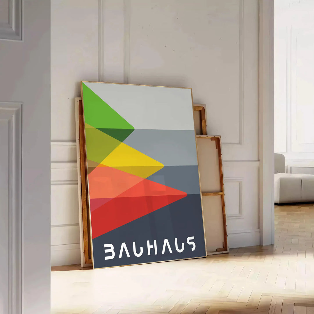 Bauhaus-Poster mit abstrakten geometrischen Formen in Grau und Orange - an eine weiße Paneelwand gelehnt auf Fischgrätparkett