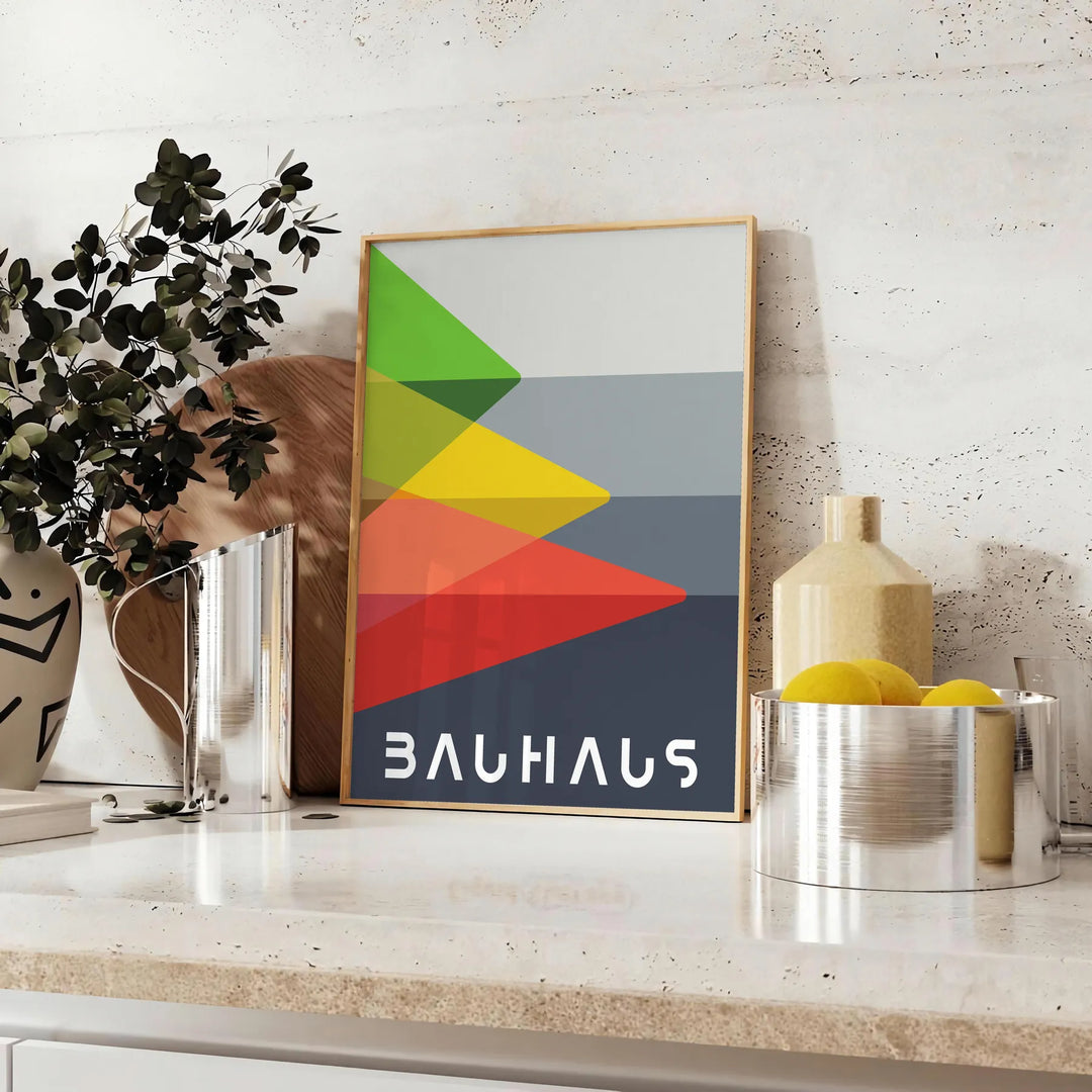 Bauhaus-Poster mit abstrakten geometrischen Formen in Grau und Orange - auf einer Arbeitsplatte mit Eukalyptus und einer Schale Zitronen