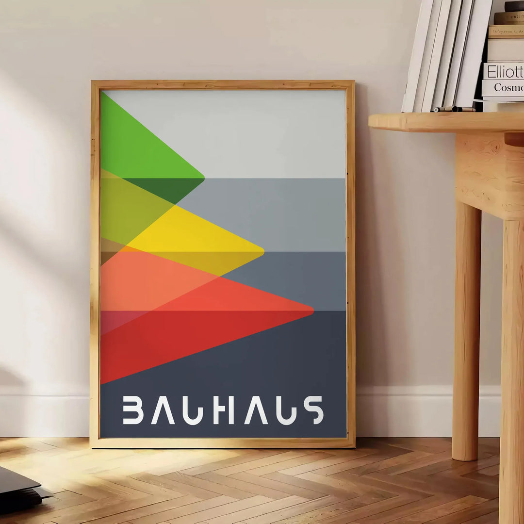 Bauhaus-Poster mit abstrakten geometrischen Formen in Grau und Orange - neben einem runden Beistelltisch aus Holz mit Büchern