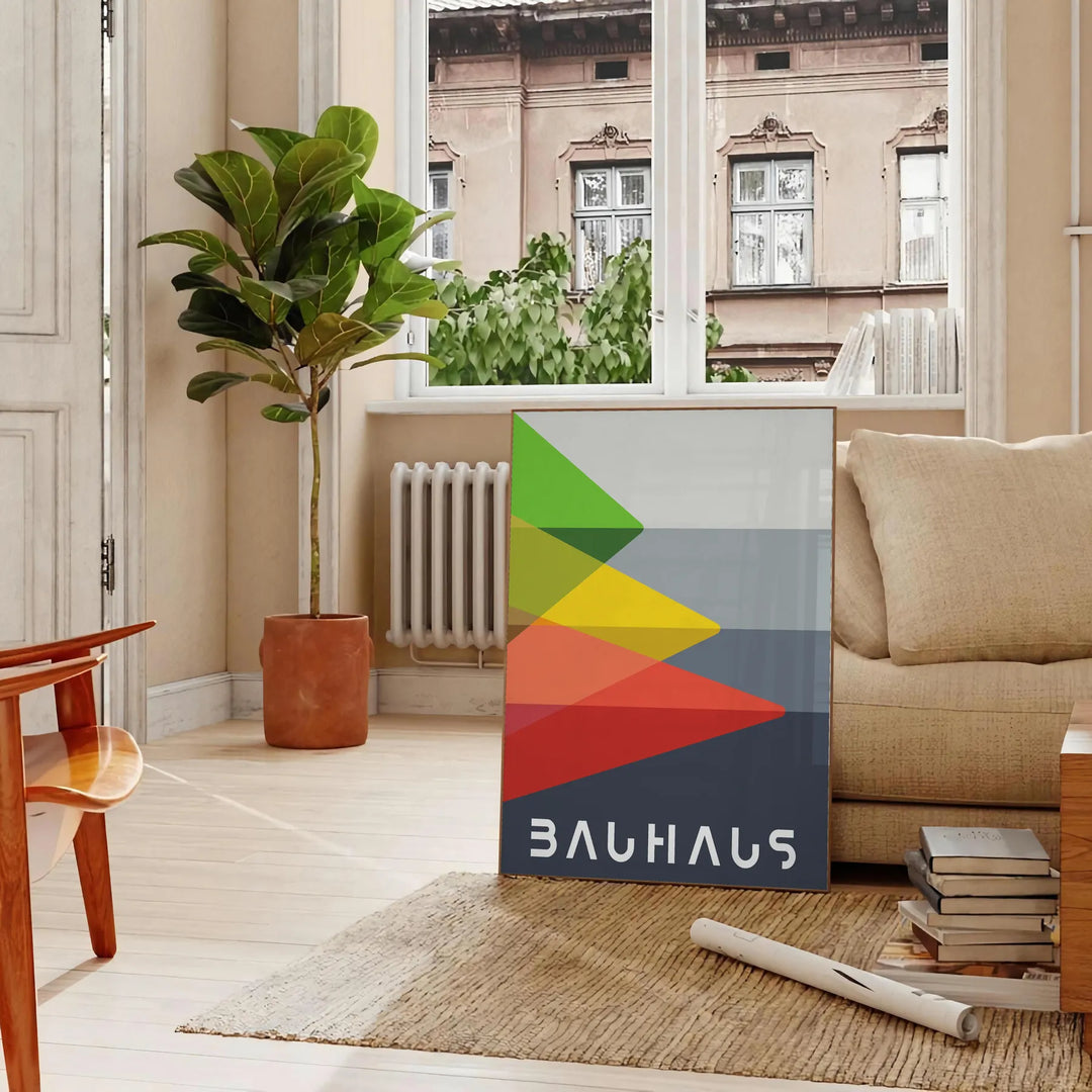 Bauhaus-Poster mit abstrakten geometrischen Formen in Grau und Orange - in einem Pariser Wohnzimmer mit Sofa und einer Geigenfeige
