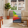 Bauhaus-Poster mit abstrakten geometrischen Formen in Grau und Orange - in einem Pariser Wohnzimmer mit Sofa und einer Geigenfeige