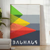 Bauhaus-Poster mit abstrakten geometrischen Formen in Grau und Orange - in einem hellen minimalistischen Raum mit Pflanze und Sessel