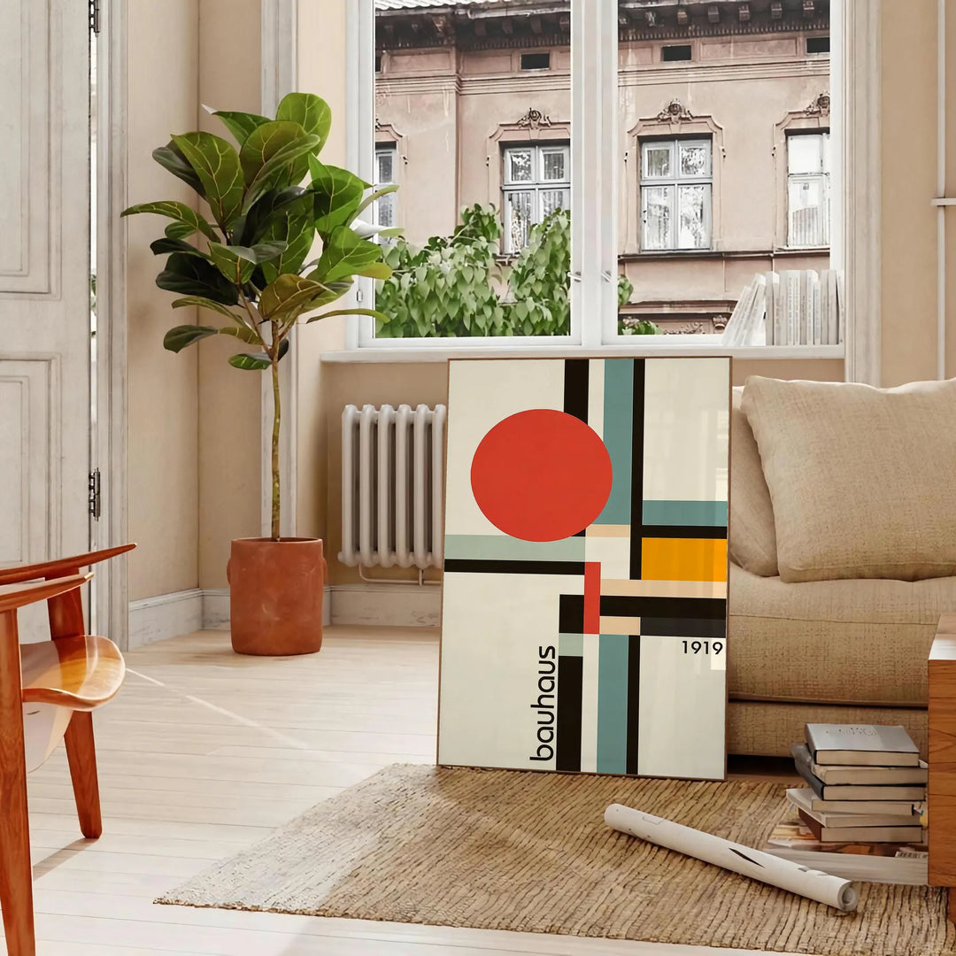 Bauhaus-Poster mit geometrischem Design in Orange und Schwarz - in einem Pariser Wohnzimmer mit Sofa und einer Geigenfeige