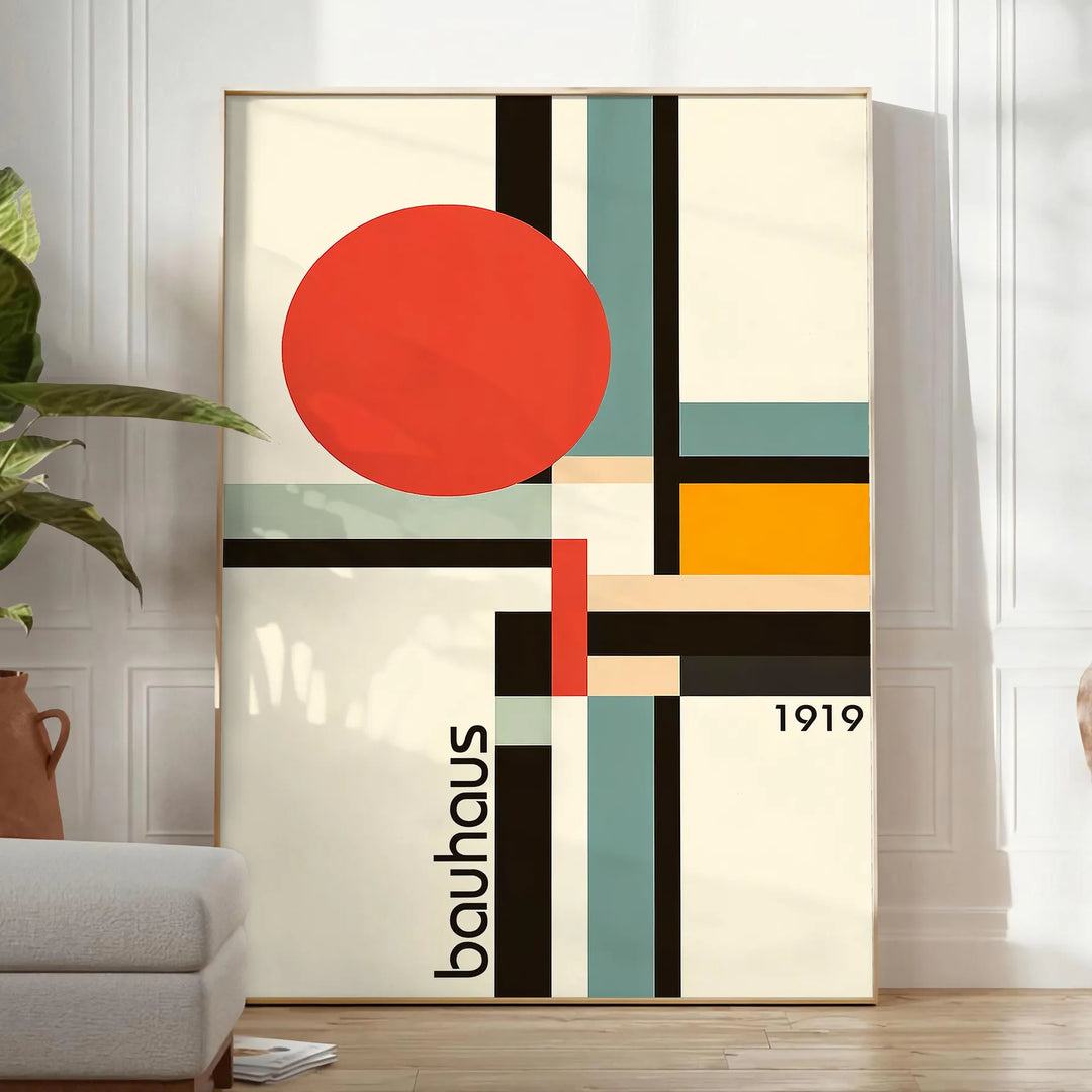 Bauhaus-Poster mit geometrischem Design in Orange und Schwarz - in einem hellen minimalistischen Raum mit Pflanze und Sessel