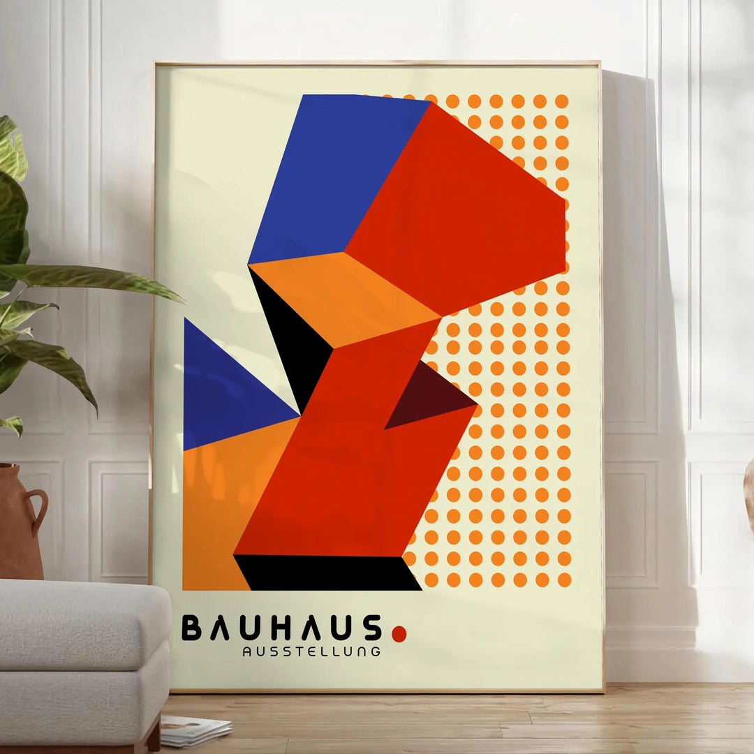Cartel Bauhaus con diseño geométrico abstracto en rojo y naranja - en una habitación luminosa y minimalista con planta y sillón