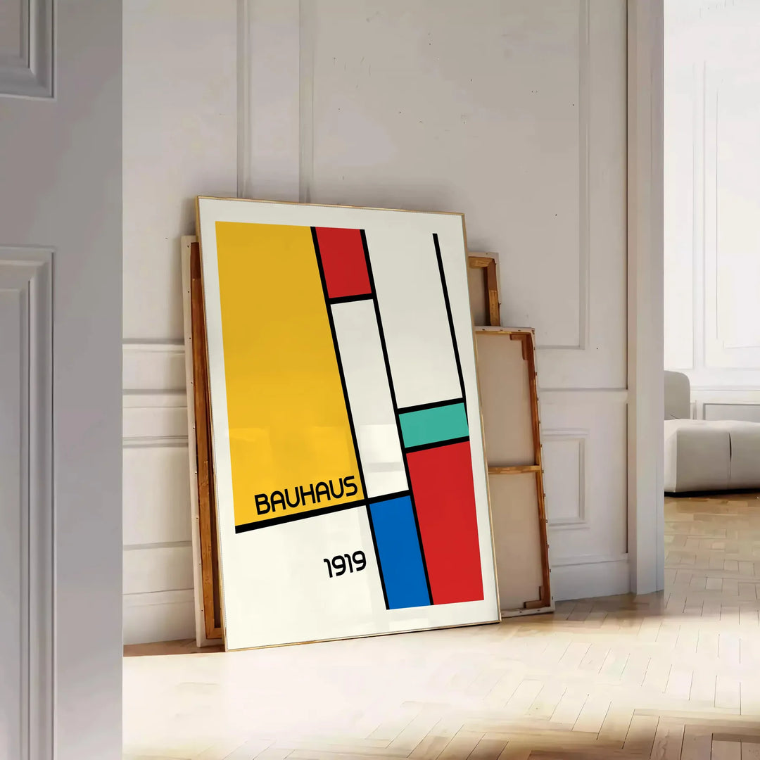 Gedrucktes Poster mit Bauhaus-geometrischer abstrakter Komposition im minimalistischen Stil - an eine weiße Paneelwand gelehnt auf Fischgrätparkett
