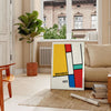 Gedrucktes Poster mit Bauhaus-geometrischer abstrakter Komposition im minimalistischen Stil - in einem Pariser Wohnzimmer mit Sofa und einer Geigenfeige