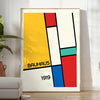 Gedrucktes Poster mit Bauhaus-geometrischer abstrakter Komposition im minimalistischen Stil - in einem hellen minimalistischen Raum mit Pflanze und Sessel