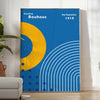 Minimalistyczny plakat Bauhaus z szarymi i żółtymi kształtami geometrycznymi - w jasnym minimalistycznym pokoju z rośliną i fotelem
