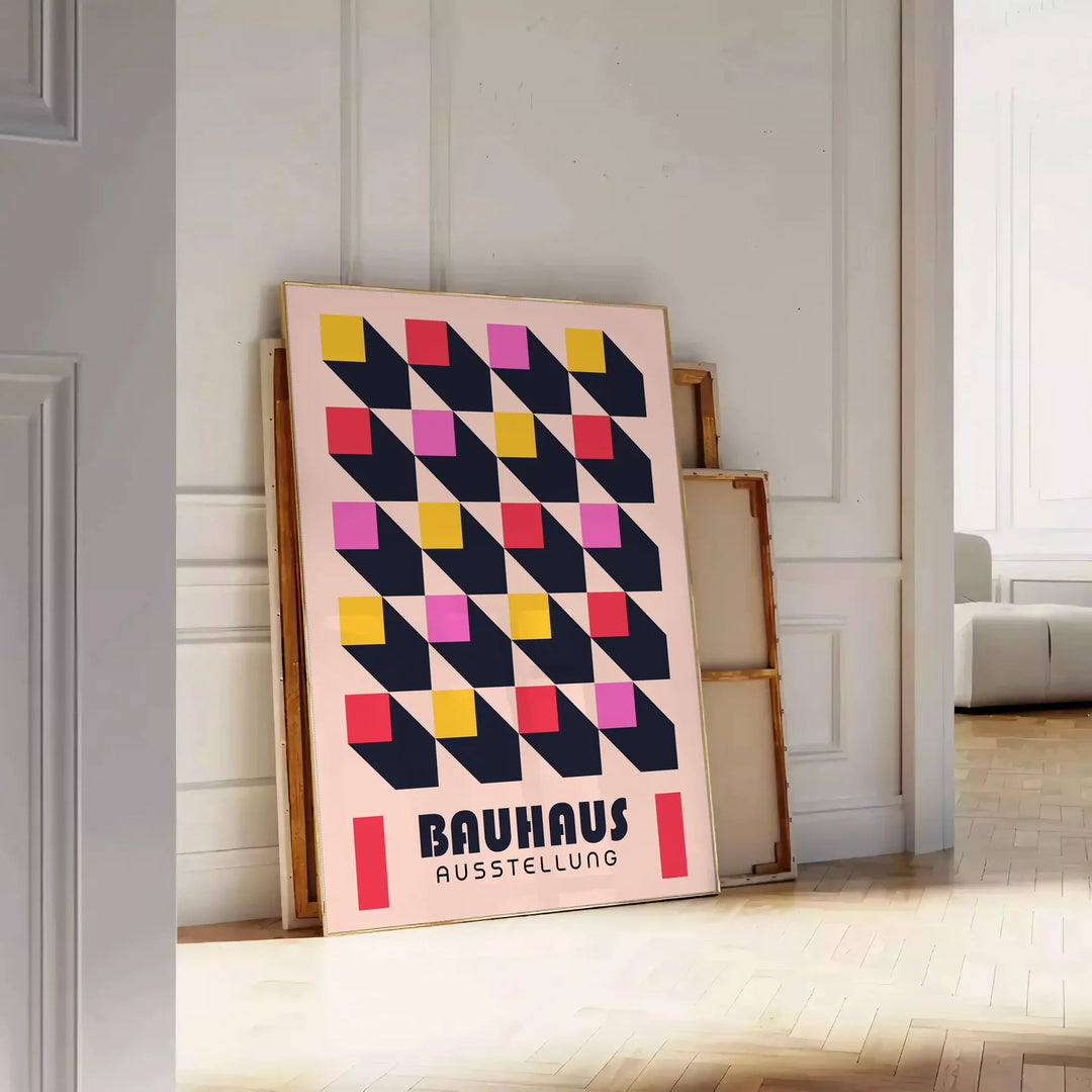 Schwarz-gelbes Bauhaus Plakat mit geometrischem abstraktem Design und kräftigen Formen - an eine weiße Paneelwand gelehnt auf Fischgrätparkett