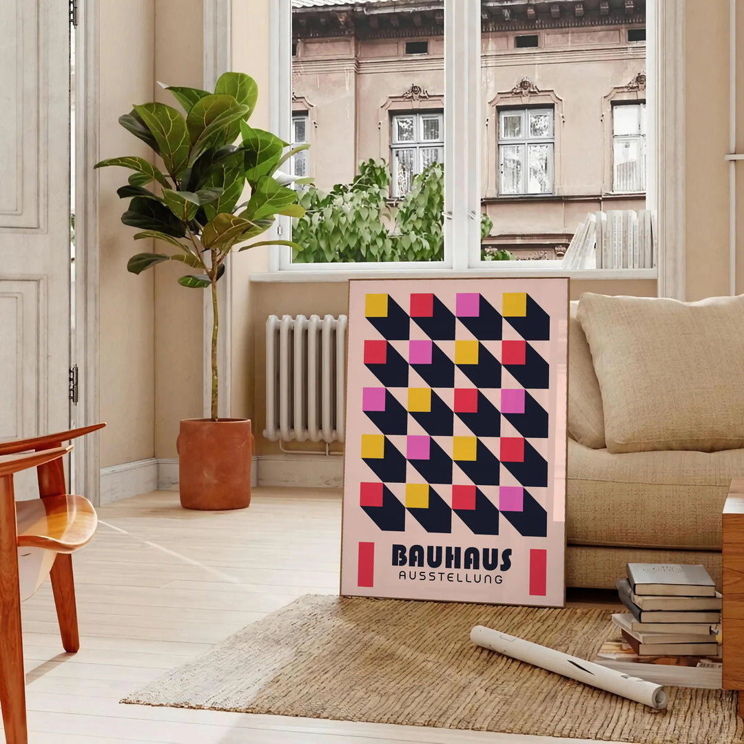 Schwarz-gelbes Bauhaus Plakat mit geometrischem abstraktem Design und kräftigen Formen - in einem Pariser Wohnzimmer mit Sofa und einer Geigenfeige