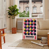 Schwarz-gelbes Bauhaus Plakat mit geometrischem abstraktem Design und kräftigen Formen - in einem Pariser Wohnzimmer mit Sofa und einer Geigenfeige