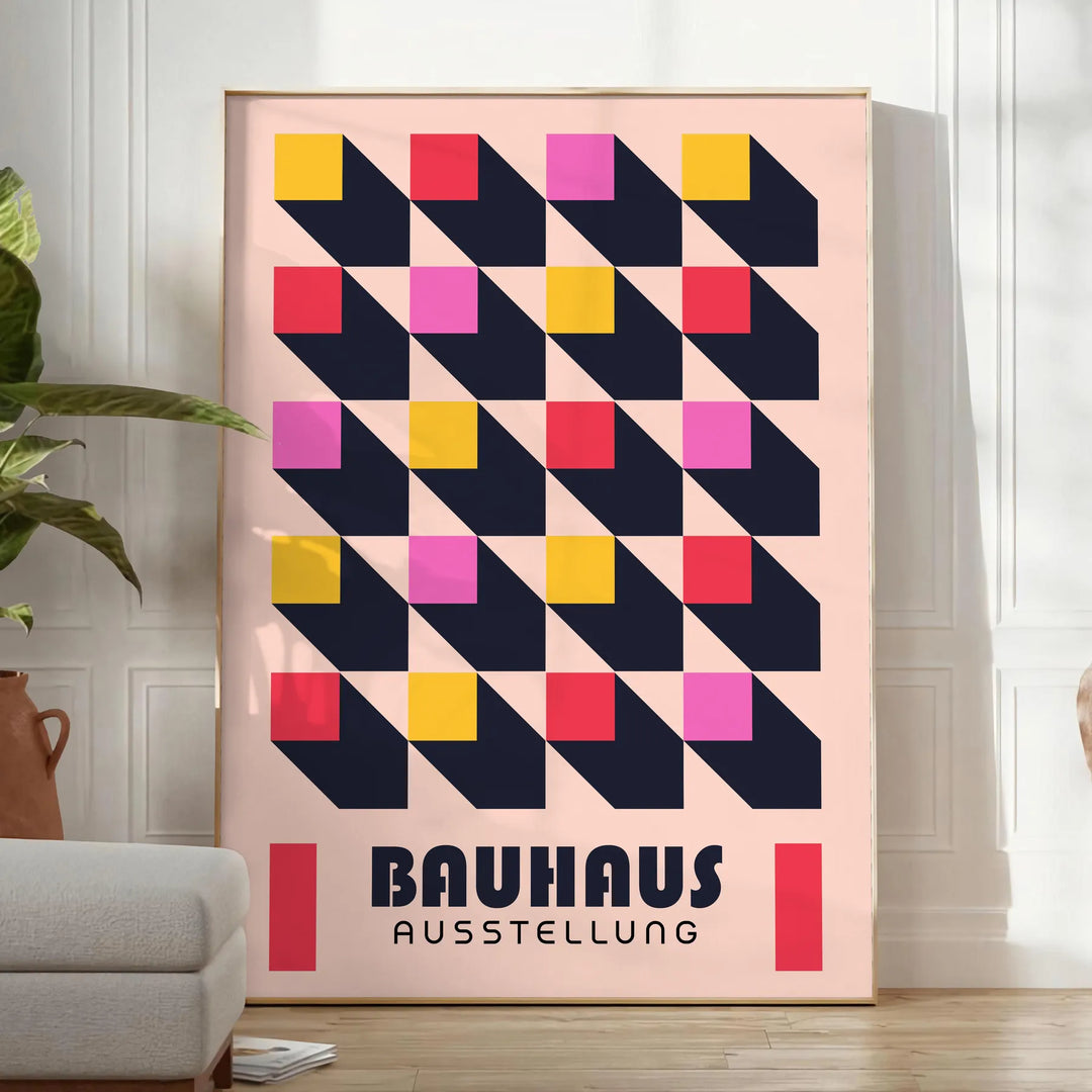 Schwarz-gelbes Bauhaus Plakat mit geometrischem abstraktem Design und kräftigen Formen - in einem hellen minimalistischen Raum mit Pflanze und Sessel