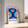 Poster mit abstraktem Bauhaus geometrischem Design in Primärfarben - an eine weiße Paneelwand gelehnt auf Fischgrätparkett