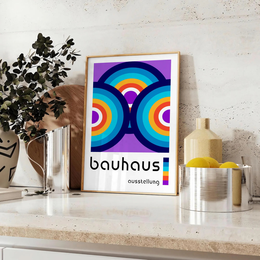 Poster mit abstraktem Bauhaus geometrischem Design in Primärfarben - auf einer Arbeitsplatte mit Eukalyptus und einer Schale Zitronen