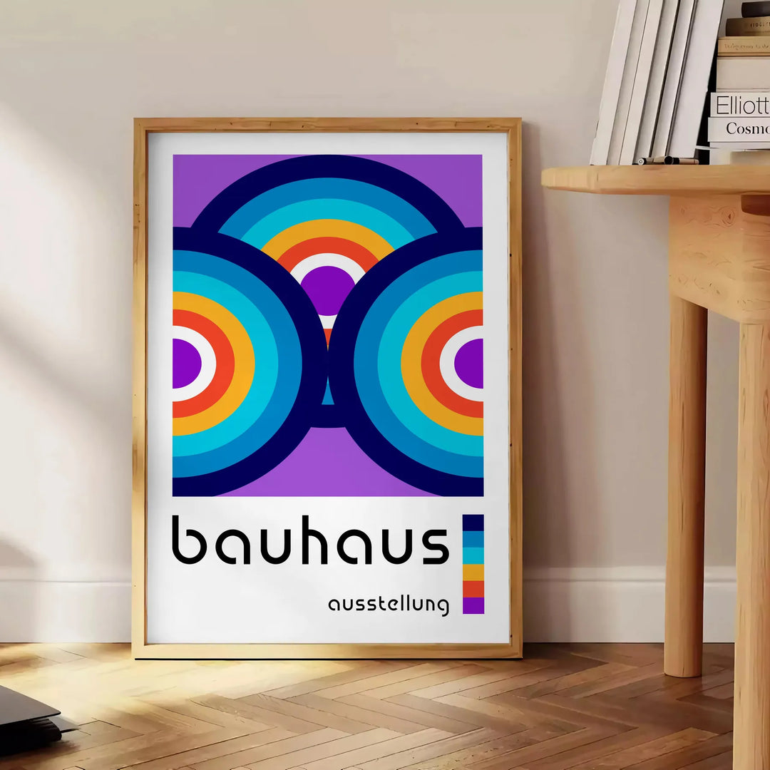 Poster mit abstraktem Bauhaus geometrischem Design in Primärfarben - neben einem runden Beistelltisch aus Holz mit Büchern