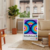 Poster mit abstraktem Bauhaus geometrischem Design in Primärfarben - in einem Pariser Wohnzimmer mit Sofa und einer Geigenfeige