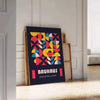 Plakat Bauhaus w odcieniach szarości i czerni, abstrakcyjna geometryczna kompozycja - oparty na podłodze jodełkowej przy białej ścianie z paneli