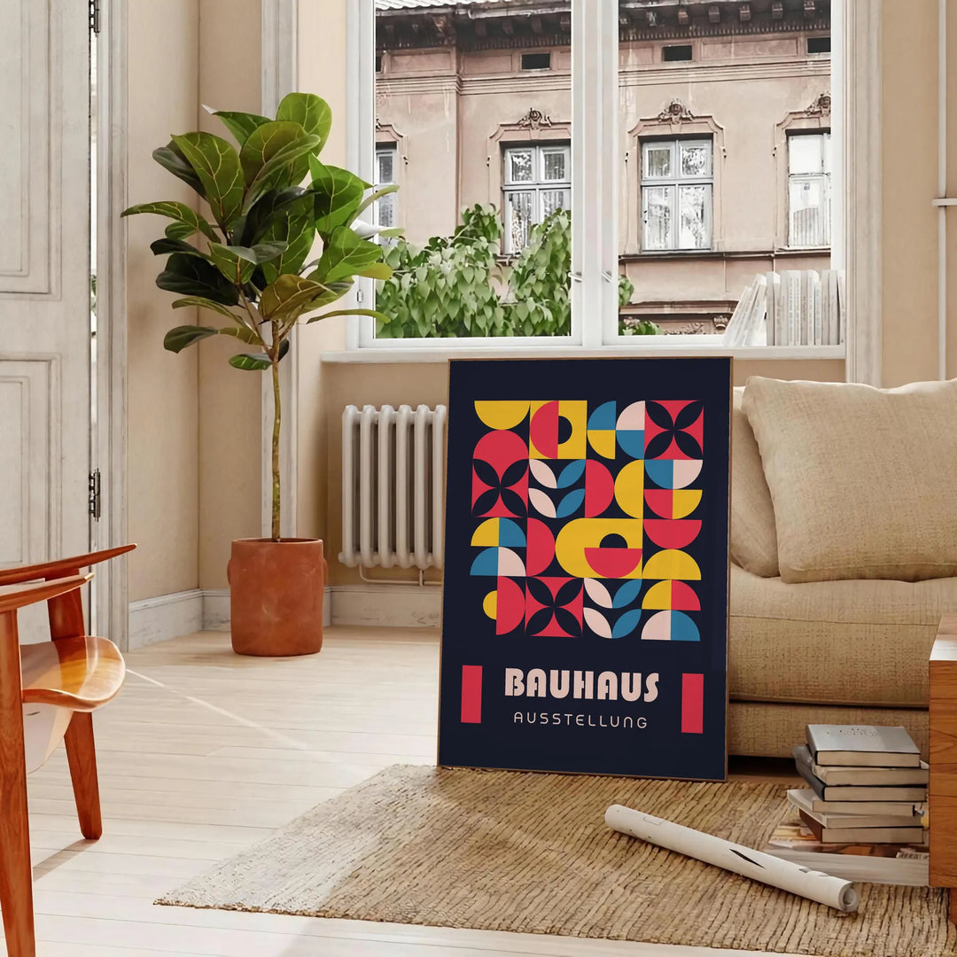 Plakat Bauhaus w odcieniach szarości i czerni, abstrakcyjna geometryczna kompozycja - w paryskim salonie z sofą i fikusem