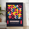 Plakat Bauhaus w odcieniach szarości i czerni, abstrakcyjna geometryczna kompozycja - w jasnym minimalistycznym pokoju z rośliną i fotelem