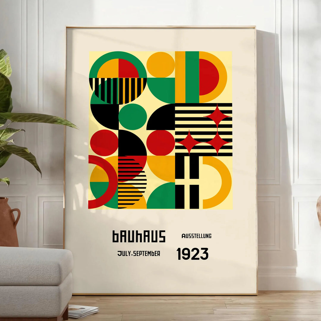 Poster Bauhaus con composizione geometrica astratta in verde e rosso intensi - in una stanza luminosa e minimalista con pianta e poltrona