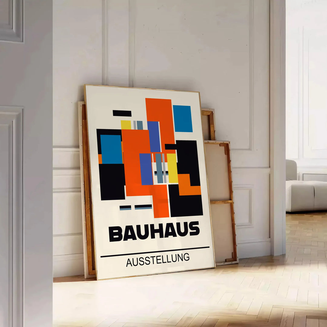 Plakat Bauhaus z geometrycznymi abstrakcyjnymi formami, nowoczesny minimalizm - oparty na podłodze jodełkowej przy białej ścianie z paneli