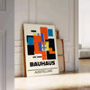 Plakat Bauhaus z geometrycznymi abstrakcyjnymi formami, nowoczesny minimalizm - oparty na podłodze jodełkowej przy białej ścianie z paneli