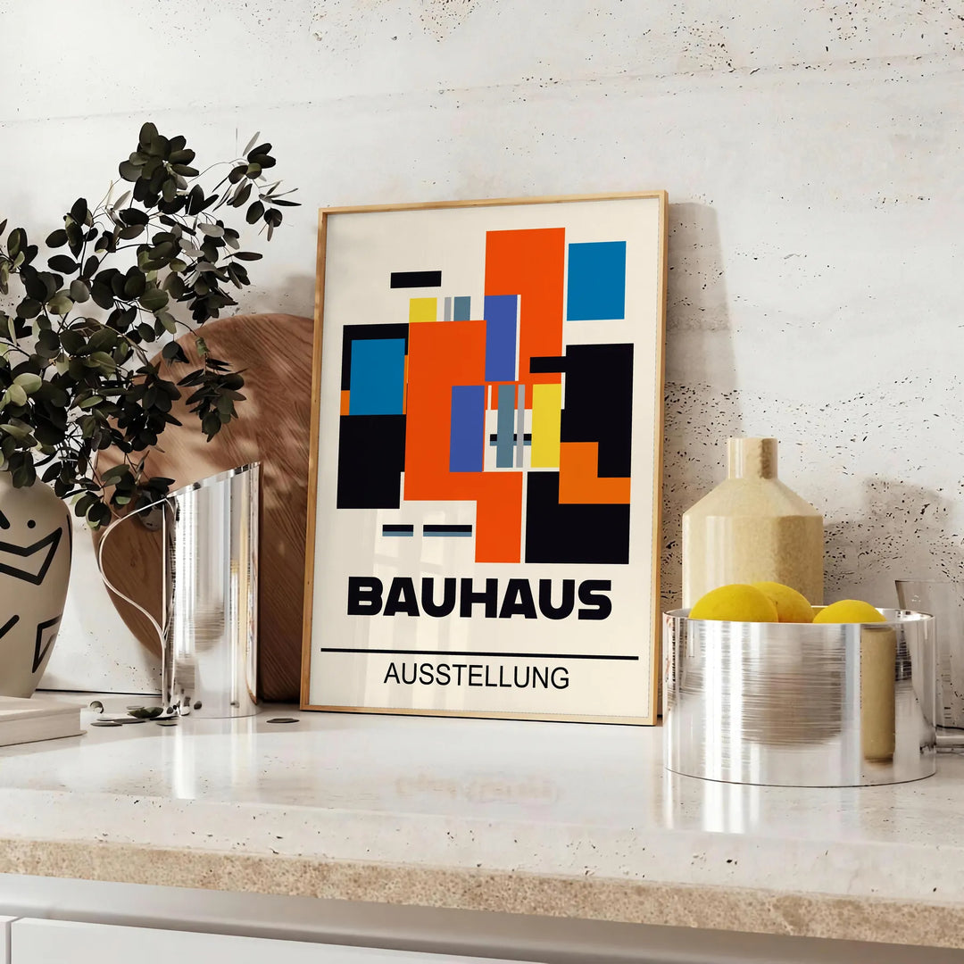 Plakat Bauhaus z geometrycznymi abstrakcyjnymi formami, nowoczesny minimalizm - na blacie z eukaliptusem i miską cytryn