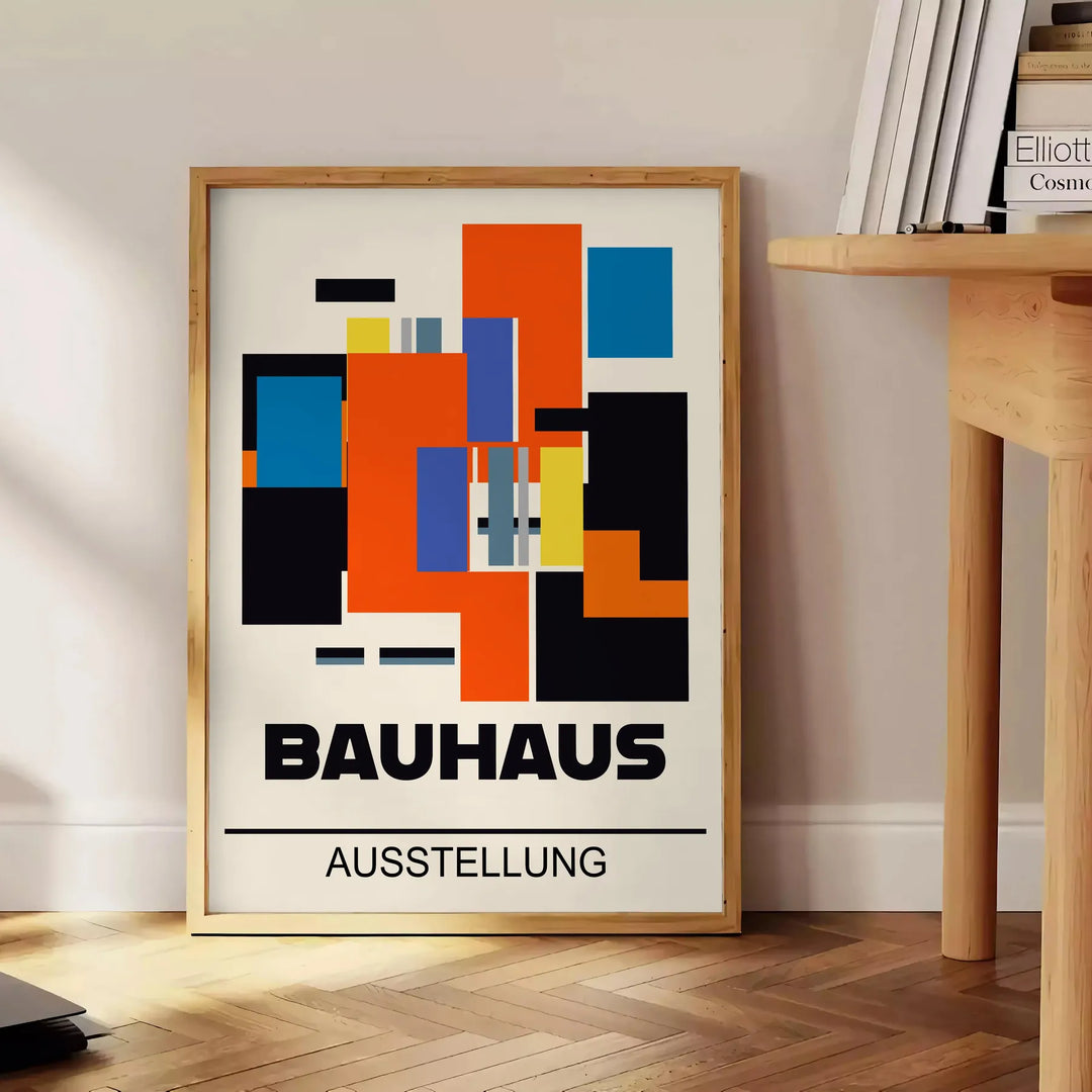 Plakat Bauhaus z geometrycznymi abstrakcyjnymi formami, nowoczesny minimalizm - obok okrągłego drewnianego stolika z książkami