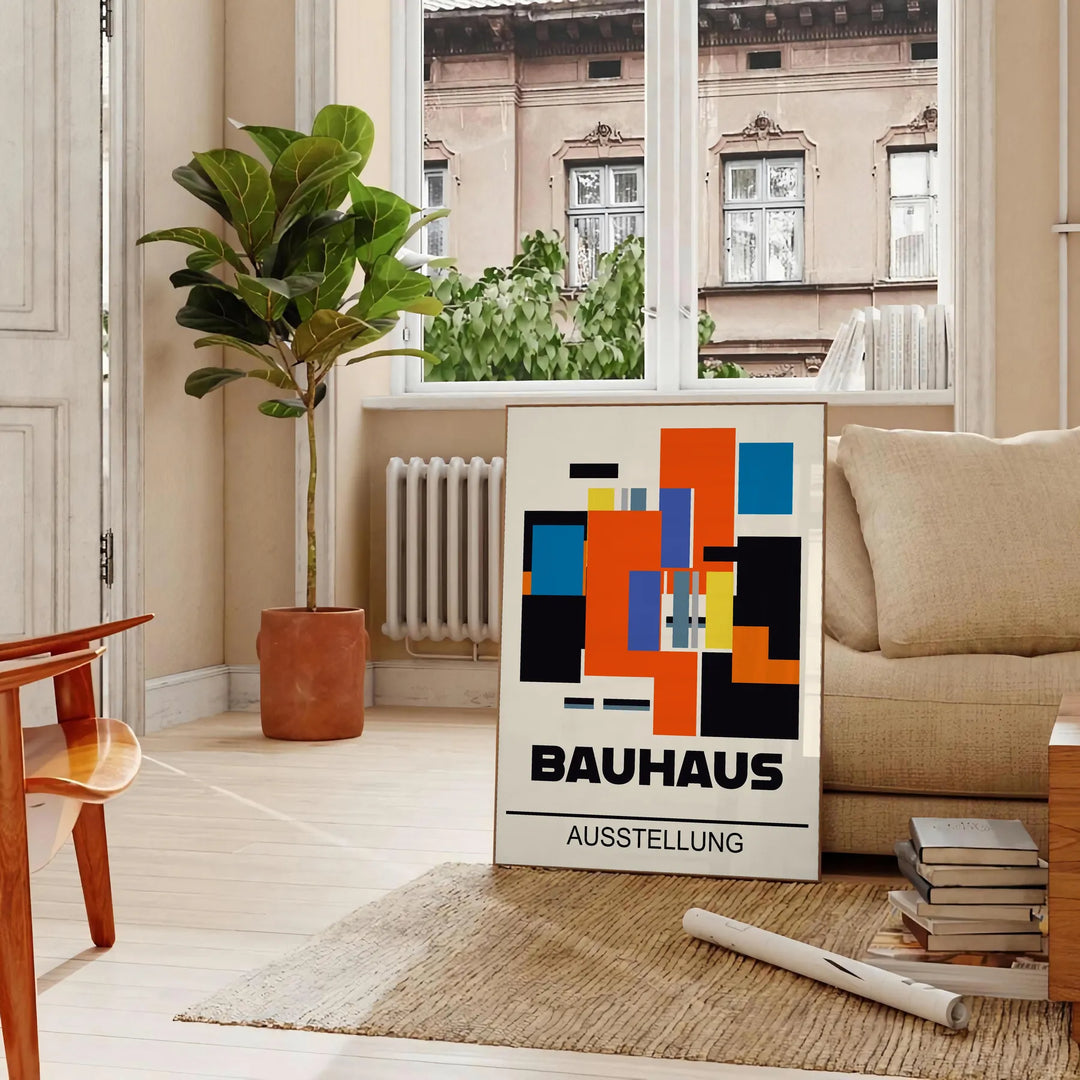 Plakat Bauhaus z geometrycznymi abstrakcyjnymi formami, nowoczesny minimalizm - w paryskim salonie z sofą i fikusem