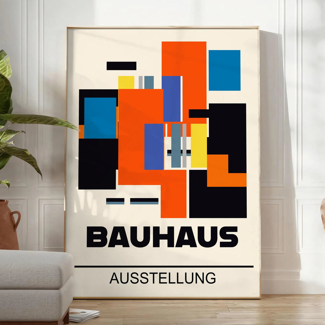 Plakat Bauhaus z geometrycznymi abstrakcyjnymi formami, nowoczesny minimalizm - w jasnym minimalistycznym pokoju z rośliną i fotelem