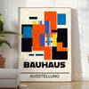 Plakat Bauhaus z geometrycznymi abstrakcyjnymi formami, nowoczesny minimalizm - w jasnym minimalistycznym pokoju z rośliną i fotelem