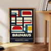 Bauhaus-Plakat mit abstrakter geometrischer Komposition in Grün und Rot - neben einem runden Beistelltisch aus Holz mit Büchern