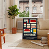 Bauhaus-Plakat mit abstrakter geometrischer Komposition in Grün und Rot - in einem Pariser Wohnzimmer mit Sofa und einer Geigenfeige