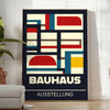 Bauhaus-Plakat mit abstrakter geometrischer Komposition in Grün und Rot - in einem hellen minimalistischen Raum mit Pflanze und Sessel
