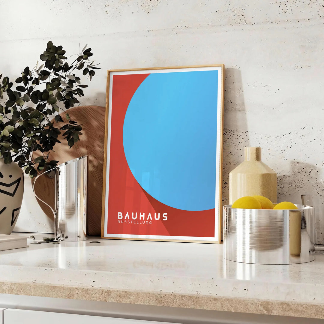 Plakāts ar Bauhaus ģeometrisku abstraktu kompozīciju minimālistiskā stilā - uz letes ar eikaliptu un citronu bļodu