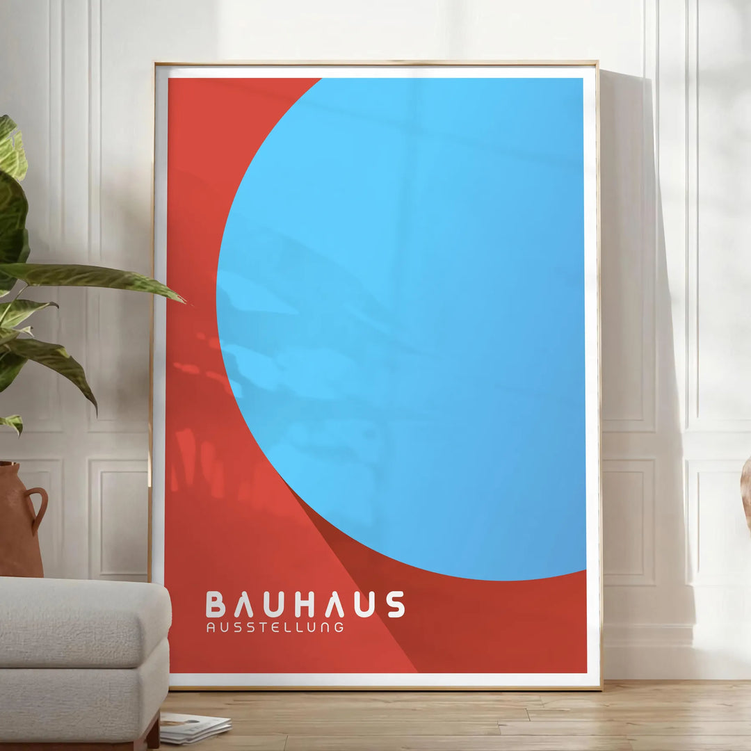 Plakāts ar Bauhaus ģeometrisku abstraktu kompozīciju minimālistiskā stilā - gaišā minimālistiskā istabā ar augu un atzveltnes krēslu