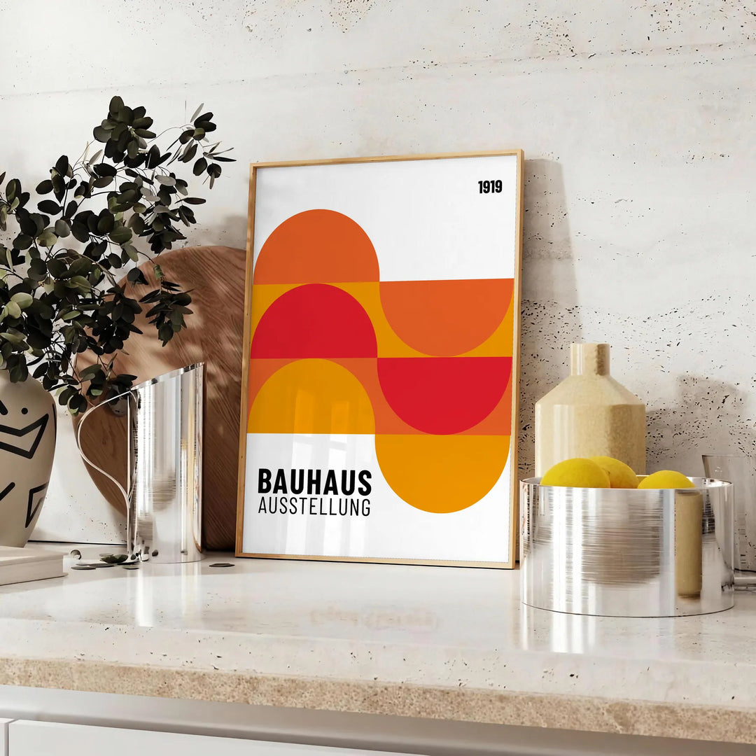 Poster non incorniciato con composizione geometrica Bauhaus minimalista - su un piano con eucalipto e una ciotola di limoni