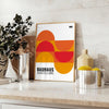 Poster non incorniciato con composizione geometrica Bauhaus minimalista - su un piano con eucalipto e una ciotola di limoni