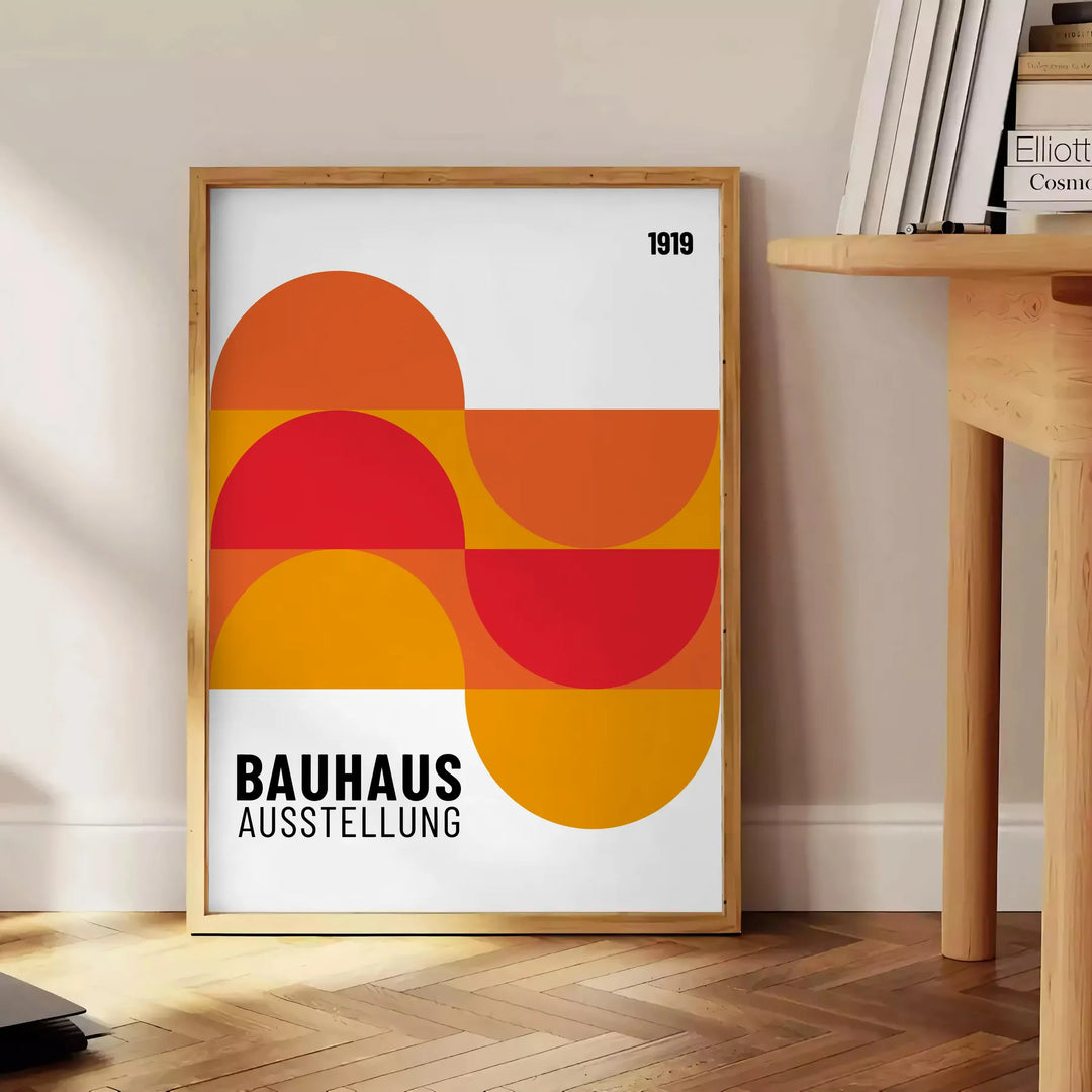 Poster non incorniciato con composizione geometrica Bauhaus minimalista - accanto a un tavolino rotondo in legno con libri