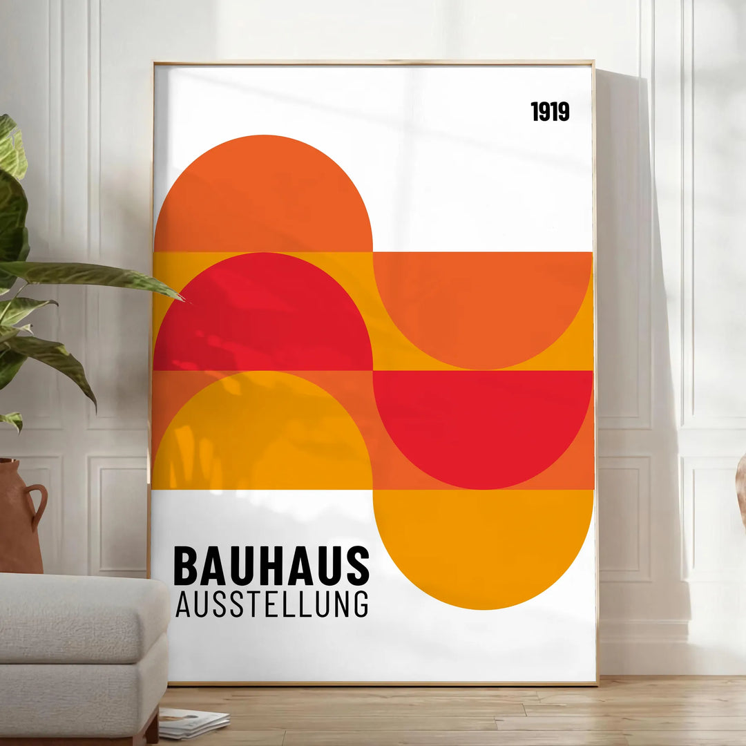 Poster non incorniciato con composizione geometrica Bauhaus minimalista - in una stanza luminosa e minimalista con pianta e poltrona